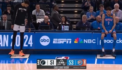 开云体育入口-针尖对麦芒！文班亚马和霍姆格伦同时走到技术台 死球后一起登场