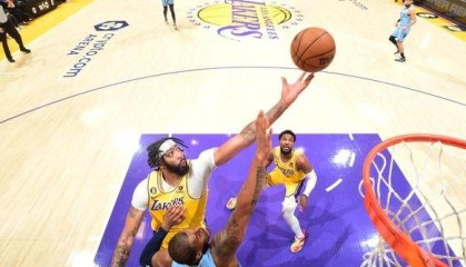 开云体育中国-浴血奋战爆砍30+22！无解浓眉助湖人杀进西部前10