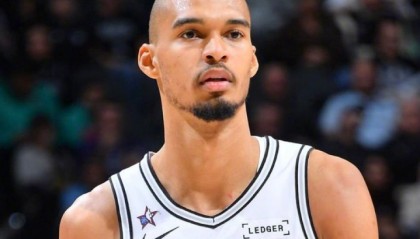 开云体育登录-雷霆躺升联盟第一！马刺力克活塞豪取9连胜 文班21+17+6帽