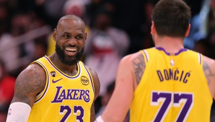 开云体育官网-生涯每个赛季都能达成场均20+5+5的球员：詹姆斯、东契奇